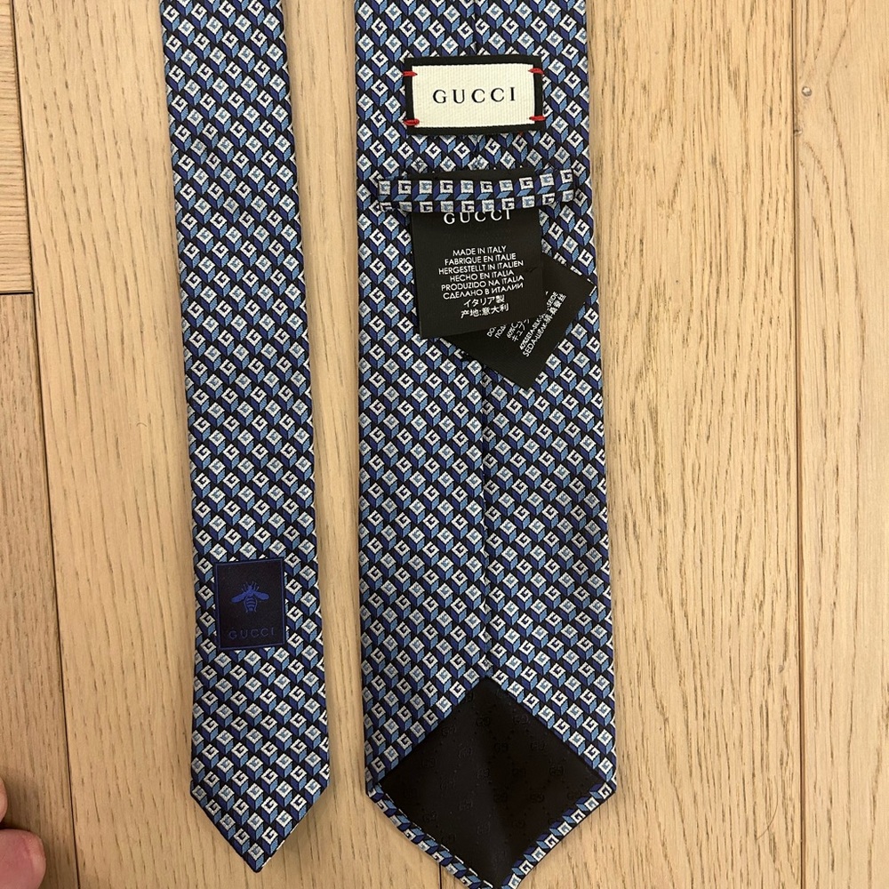 Gucci tie with G pattern